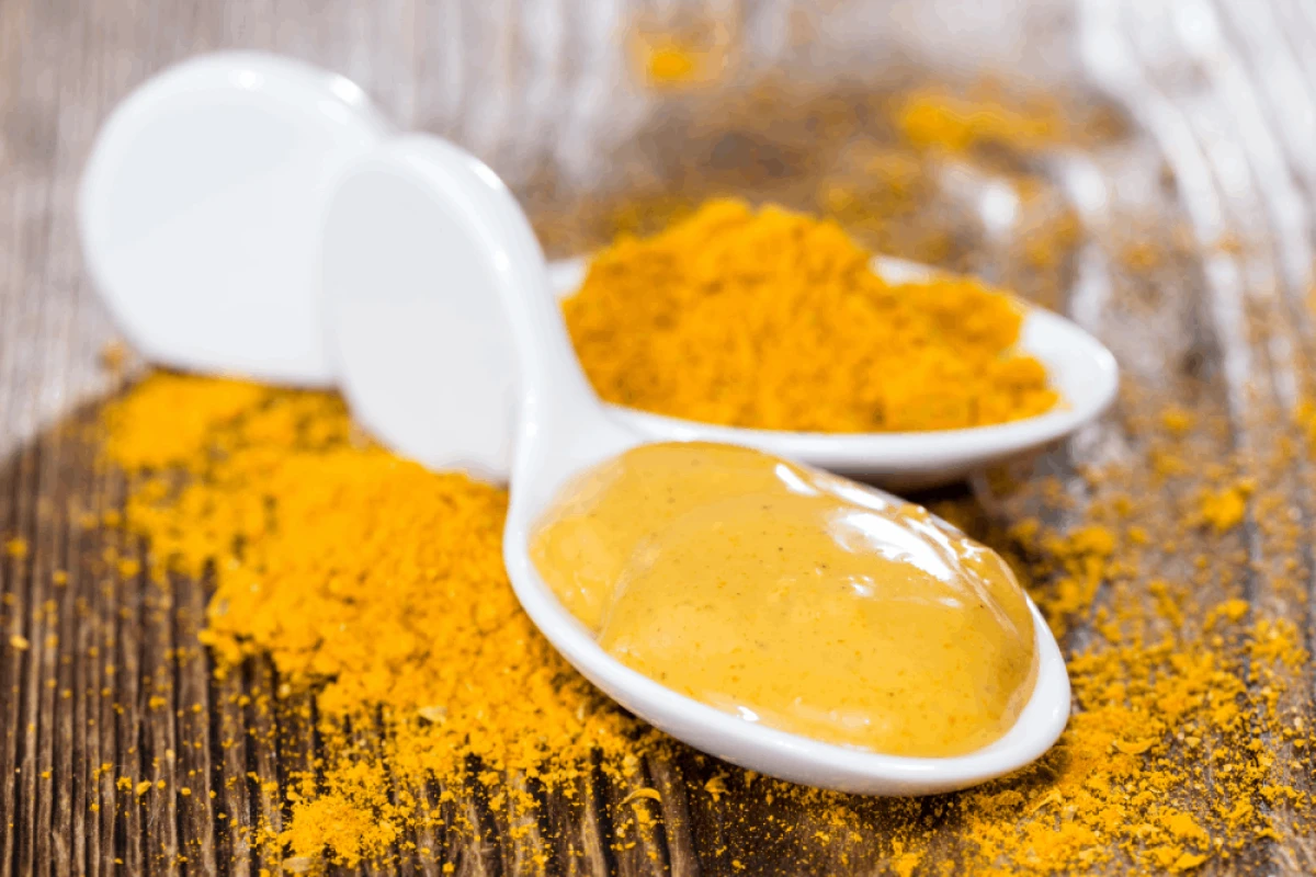 Domowy sos curry na białej łyżce